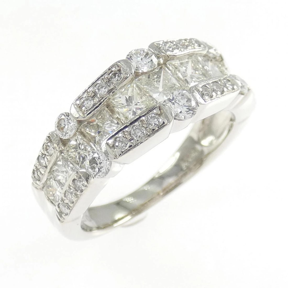 PT900 DIAMOND RING: PT900 Diamond Ring Brand: Unbranded Type/Style: Diamond Ring Material: Platinum900, Main Stone/Creation natural Color: Platinum Size: US 5 3/4 Accessories: None Accessories Notice: When pu