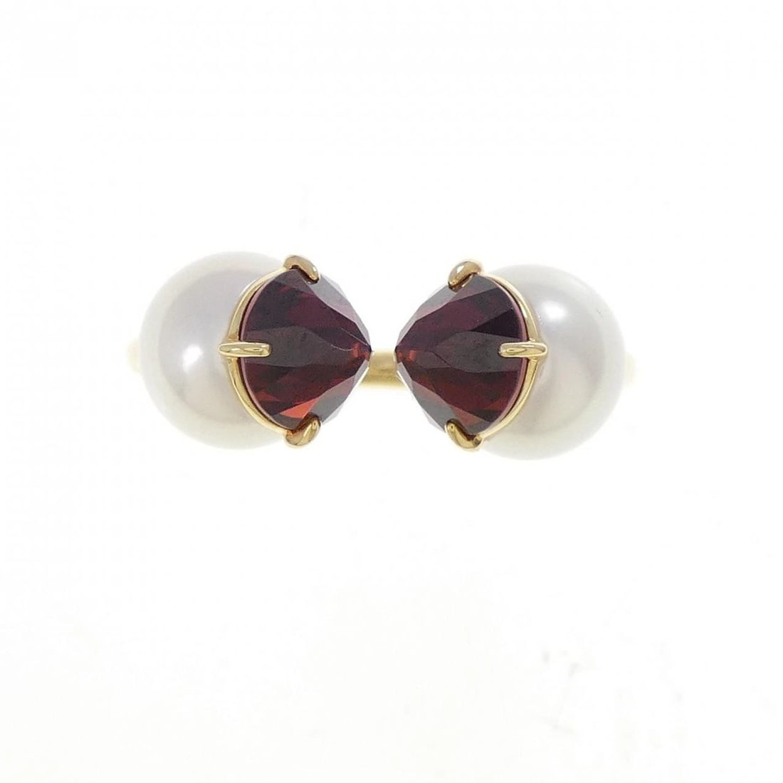 TASAKI REFINED REBELLION SIGNATURE RING: TASAKI Refined Rebellion Signature Ring Brand: TASAKI Type/Style: Ring Material: 750Yellow Gold, Main Stone/Creation Akoya Pearl Secondary Stone garnet Color: Yellow Gold Size: US 7 Accessories: None