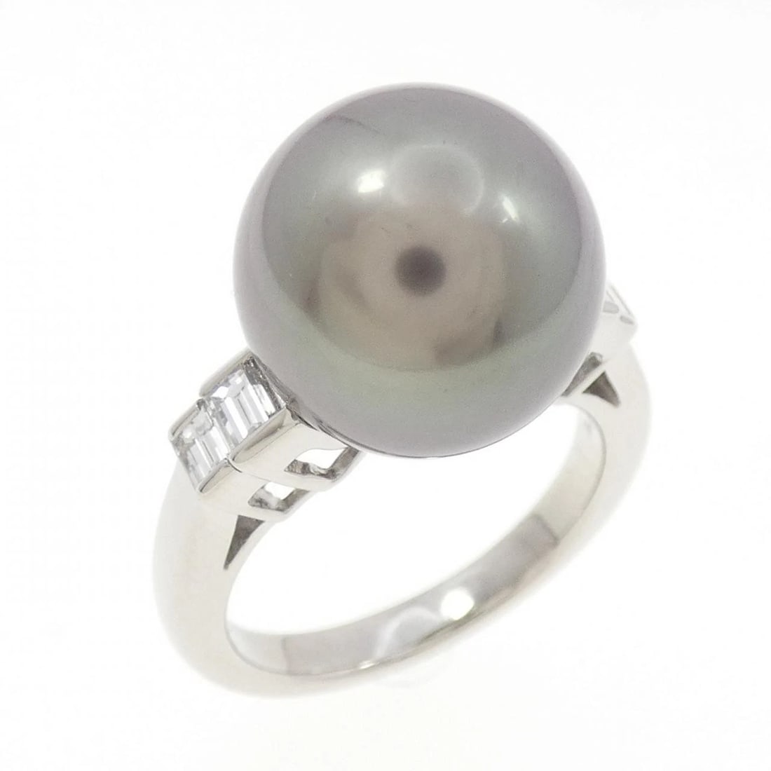 MIKIMOTO BLACK PEARL RING: Mikimoto Black pearl ring Brand: MIKIMOTO Type/Style: Ring Material: Platinum950, Main Stone/Creation Black Pearl Secondary Stone Natural Color: Platinum Size: US 6 1/2 Accessories: None Accessories