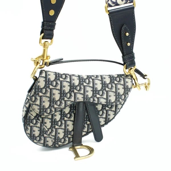 CHRISTIAN DIOR SADDLE BAG CHRISTIAN DIOR OBLIQUE CANVAS NAVY: Christian Dior Saddle Bag Christian Dior Oblique Canvas Navy Brand: Christian Dior Type/Style: Handbag Material: Dior Oblique Canvas Color: Navy Size: W:18cm ? H:14cm ? D:3cm Accessories: None