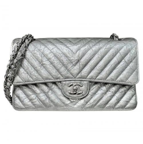 CHANEL CHEVRON 25: CHANEL Chevron 25 Brand: CHANEL Type/Style: Handbag Material: Patent Leather Color: Silver X Silver Hardware Size: H:15.0cm / W:25.0cm / D:6.0cm Accessories: None Accessories Notice: When