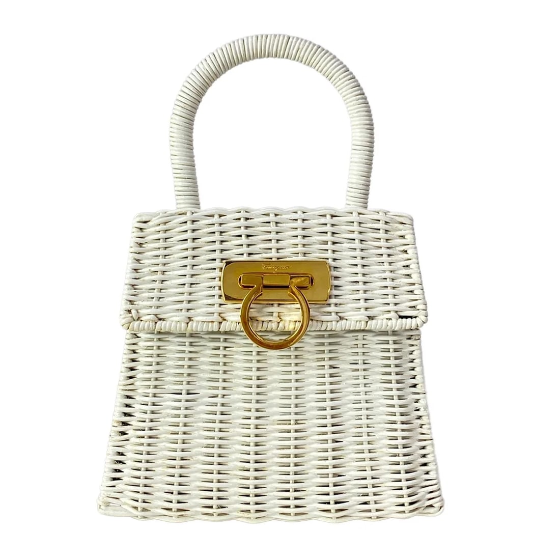 SALVATORE FERRAGAMO GANCINIWHITE RATTAN HANDBAG: Salvatore Ferragamo GanciniWhite Rattan Handbag Brand: Salvatore Ferragamo Type/Style: Handbag Material: Exterior Material Rattan Color: Exterior Color White Size: Height : 7.28 inch (18.5 cm) Width :