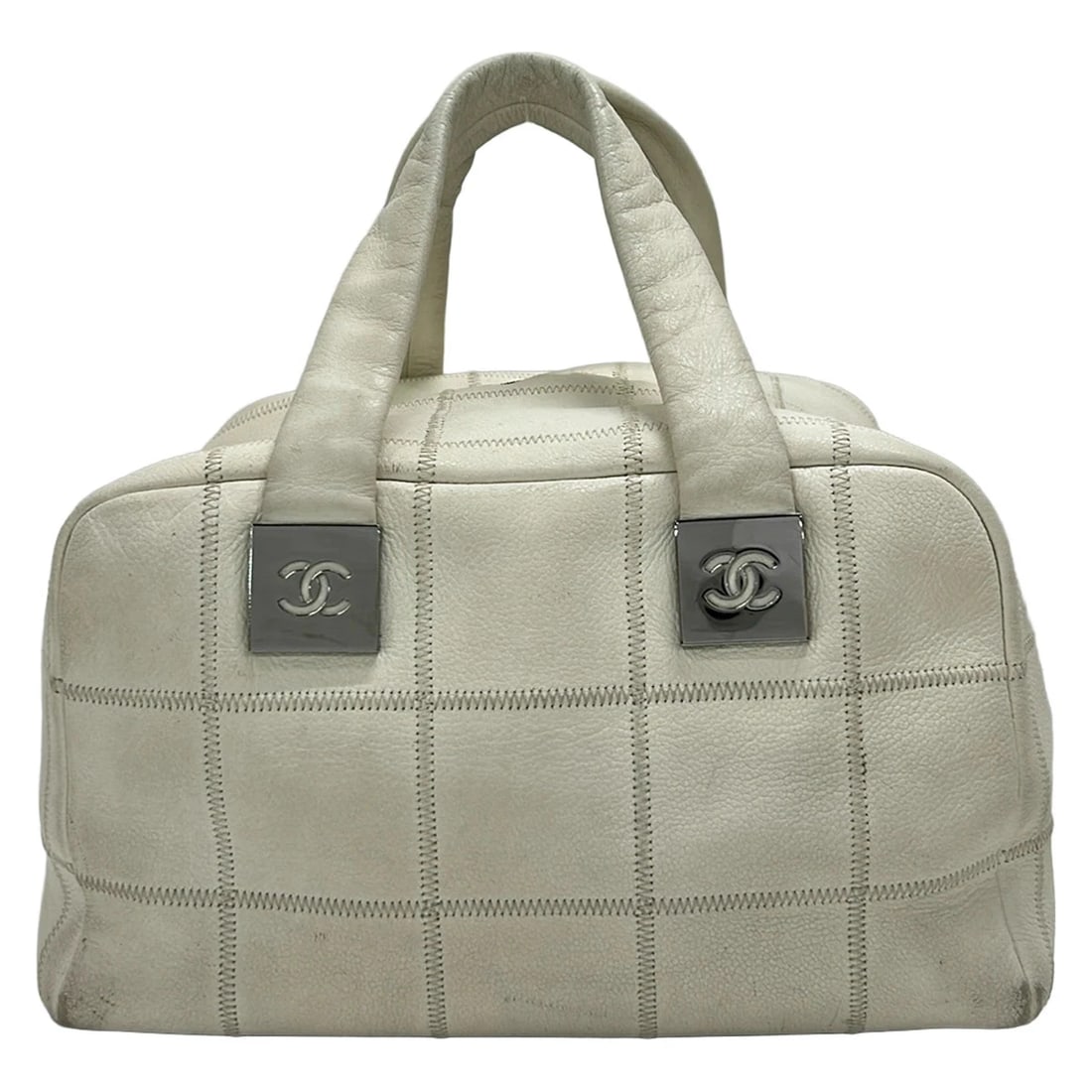 CHANEL CHOCOLATE BAR STITCH CREAM CALFSKIN HANDBAG: CHANEL Chocolate Bar Stitch Cream Calfskin Handbag Brand: CHANEL Type/Style: Handbag Material: Exterior Material Calfskin Color: Exterior Color Cream Size: Height : 7.09 inch (18 cm) Width : 11.42 inc