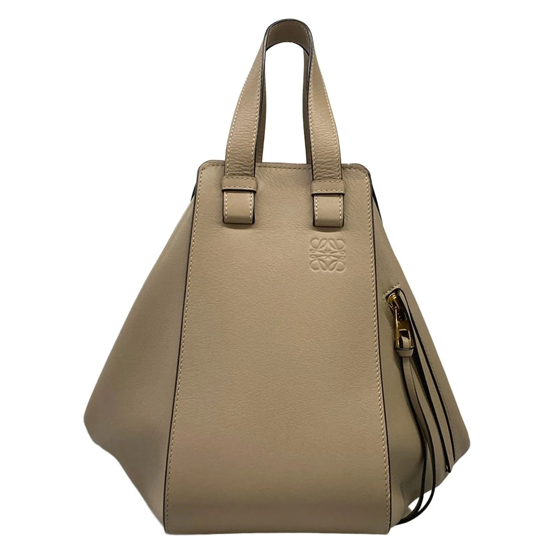 LOEWE HAMMOCK BAG SMALL BEIGE CLASSIC CALF HANDBAG: LOEWE Hammock bag small Beige Classic Calf Handbag Brand: LOEWE Type/Style: Material: Exterior Material Classic Calf Color: Exterior Color Beige Size: Height : 9.45 inch (24 cm) Width : 5.31 inch (13.