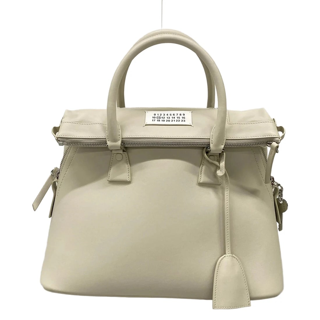 MAISON MARGIELA MEDIUM CREAM LEATHERHANDBAG: Maison Margiela Medium Cream LeatherHandbag Brand: Maison Margiela Type/Style: Handbag Material: Exterior Material Leather Color: Exterior Color Cream Size: Height : 9.45 inch (24 cm)12.6 inch (32 cm)