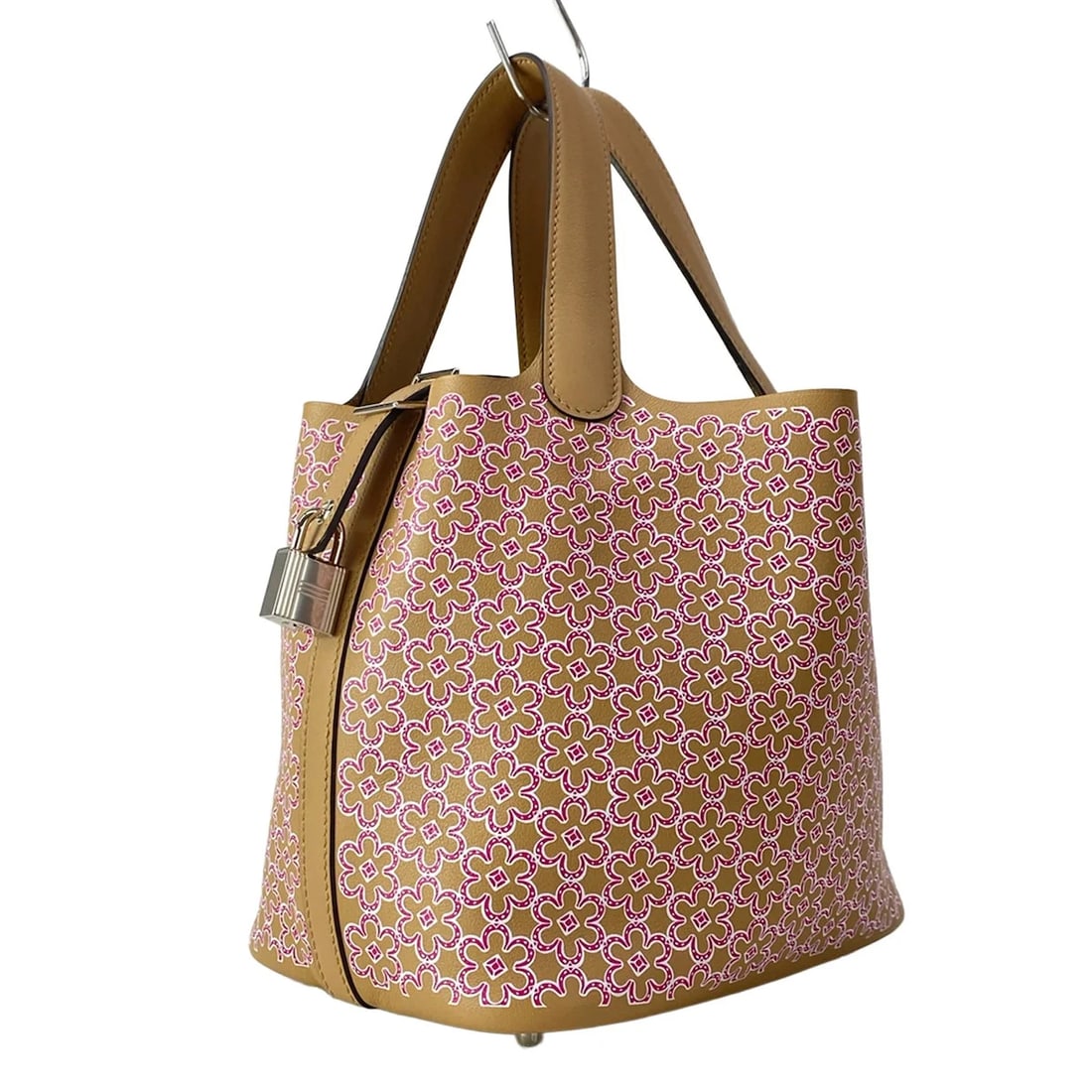 HERMES DAISYCHAI ROSE WHITE VEAU SWIFT HANDBAG: HERMES DaisyChai Rose White Veau Swift Handbag Brand: HERMES Type/Style: Handbag Material: Exterior Material Veau Swift Color: Exterior Color Chai, Rose, White Size: Height : 7.28 inch (18.5 cm)