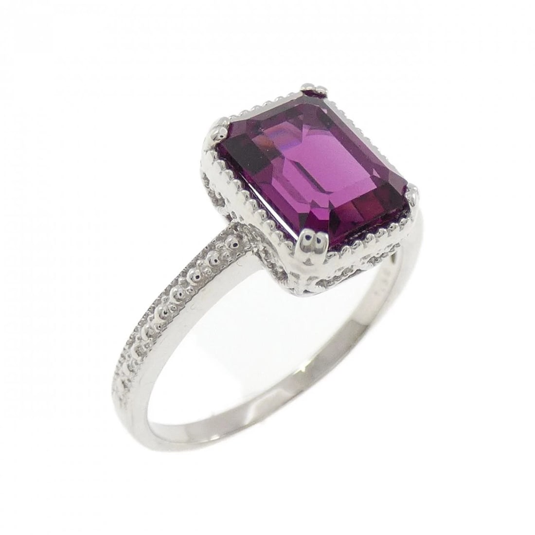 K18WG GARNET RING: K18WG Garnet Ring Brand: Unbranded Type/Style: Garnet Ring Material: 18k White Gold, Color: White Gold Size: US 5 3/4 Accessories: None Accessories Notice: When purchasing pre-owned goods, please