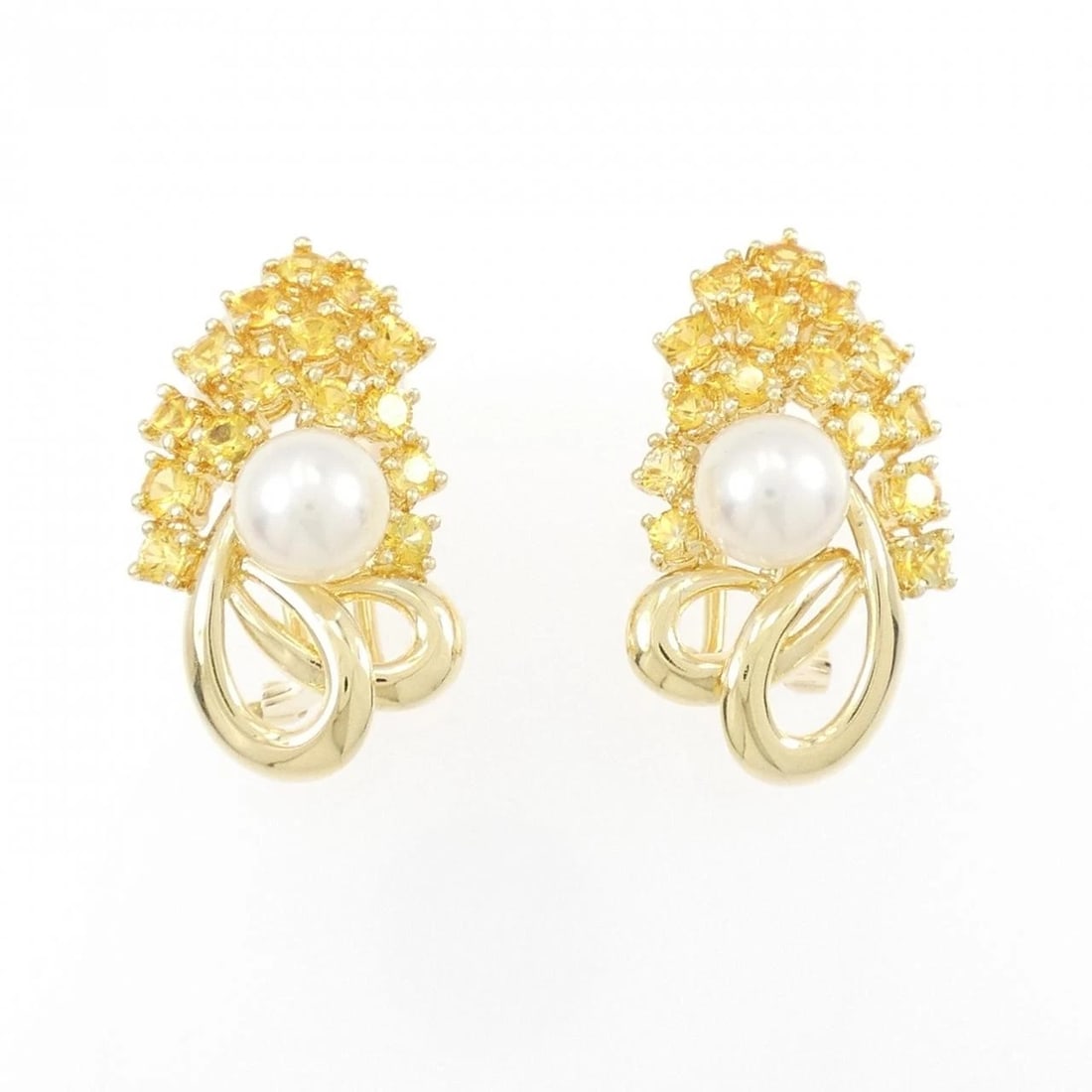 18K YELLOW GOLD AKOYA PEARL EARRINGS: 18K Yellow Gold Akoya Pearl Earrings Brand: Unbranded Type/Style: Akoya Pearl Pierce/Earring Material: 18K Yellow Gold, Color: Yellow Gold Size: Actual Size Approx. height x width: 26.4mm x 15.0mm