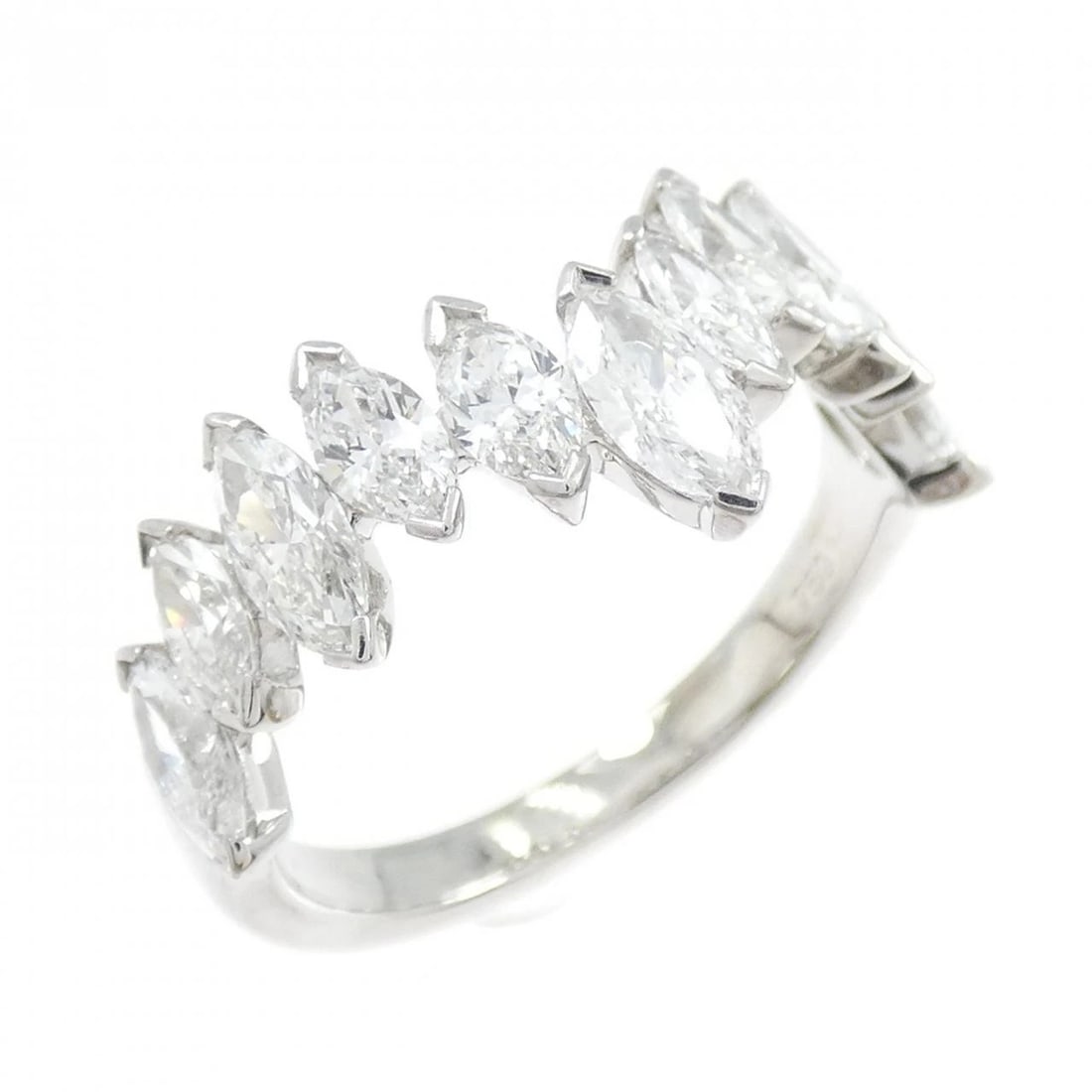 750WG DIAMOND RING: 750WG Diamond Ring Brand: Unbranded Type/Style: Diamond Ring Material: 750 White Gold, Main Stone/Creation Natural Color: White Gold Size: US 6 Accessories: None Accessories Notice: When purchasing