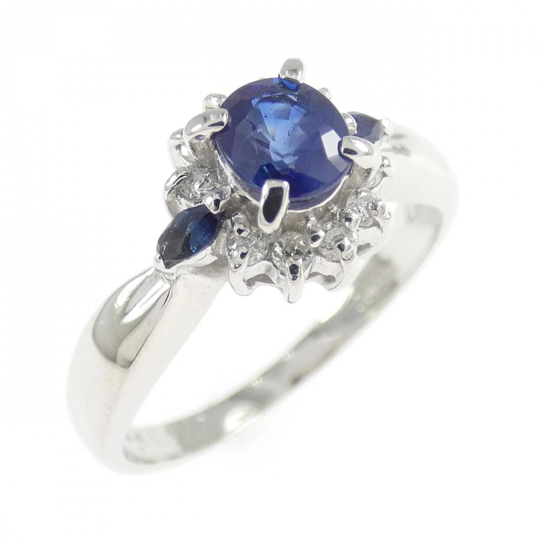PT900 SAPPHIRE RING: PT900 Sapphire Ring Brand: Unbranded Type/Style: Sapphire Ring Material: Platinum900, Main Stone/Creation Sapphire Secondary Stone Diamond Color: Platinum Size: US 4 Accessories: None Accessories