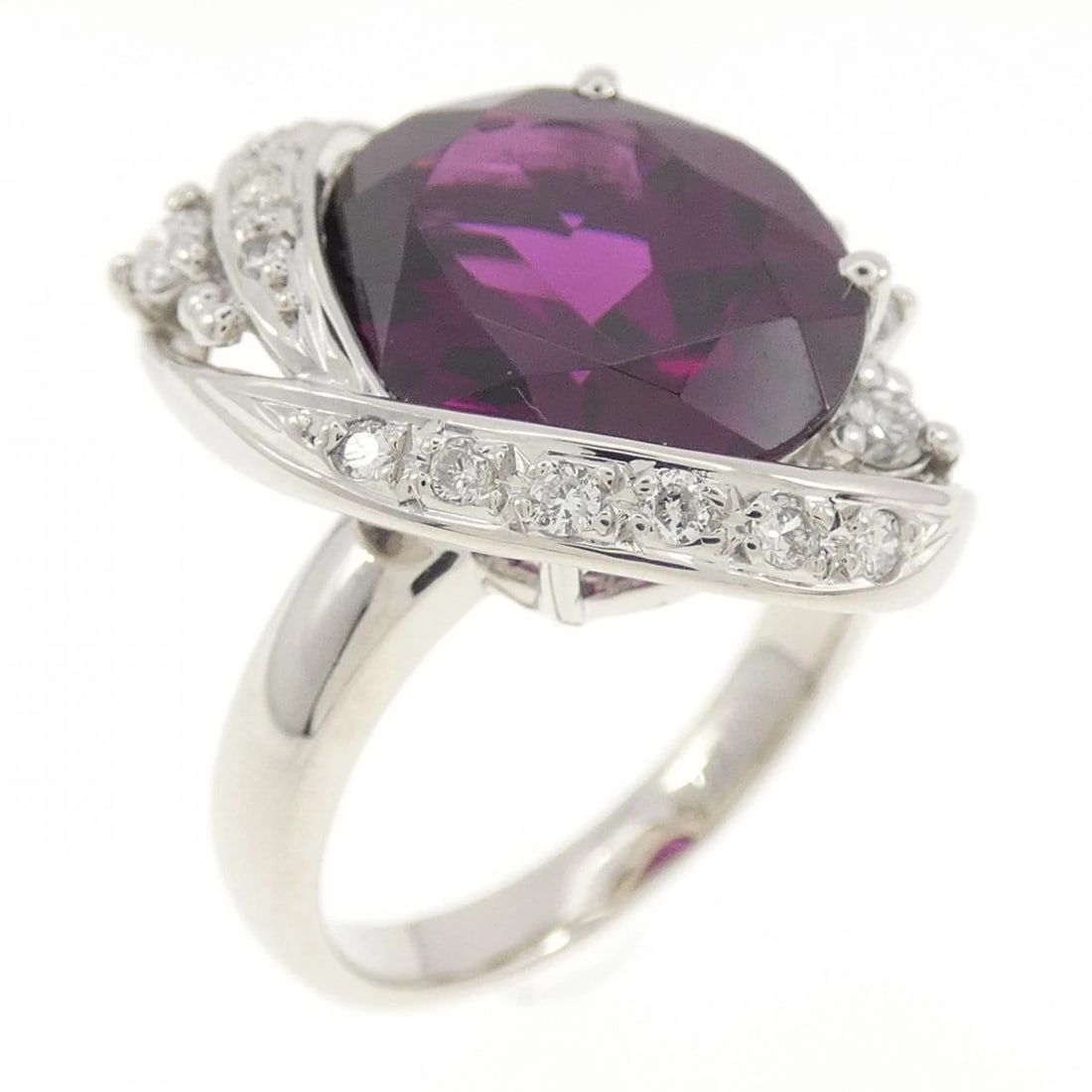 PT900 GARNET RING: PT900 Garnet Ring Brand: Unbranded Type/Style: Garnet ring Material: Platinum900, Main Stone/Creation Garnet Secondary Stone Diamond Color: Platinum Size: US 5 3/4 Accessories: None Accessories