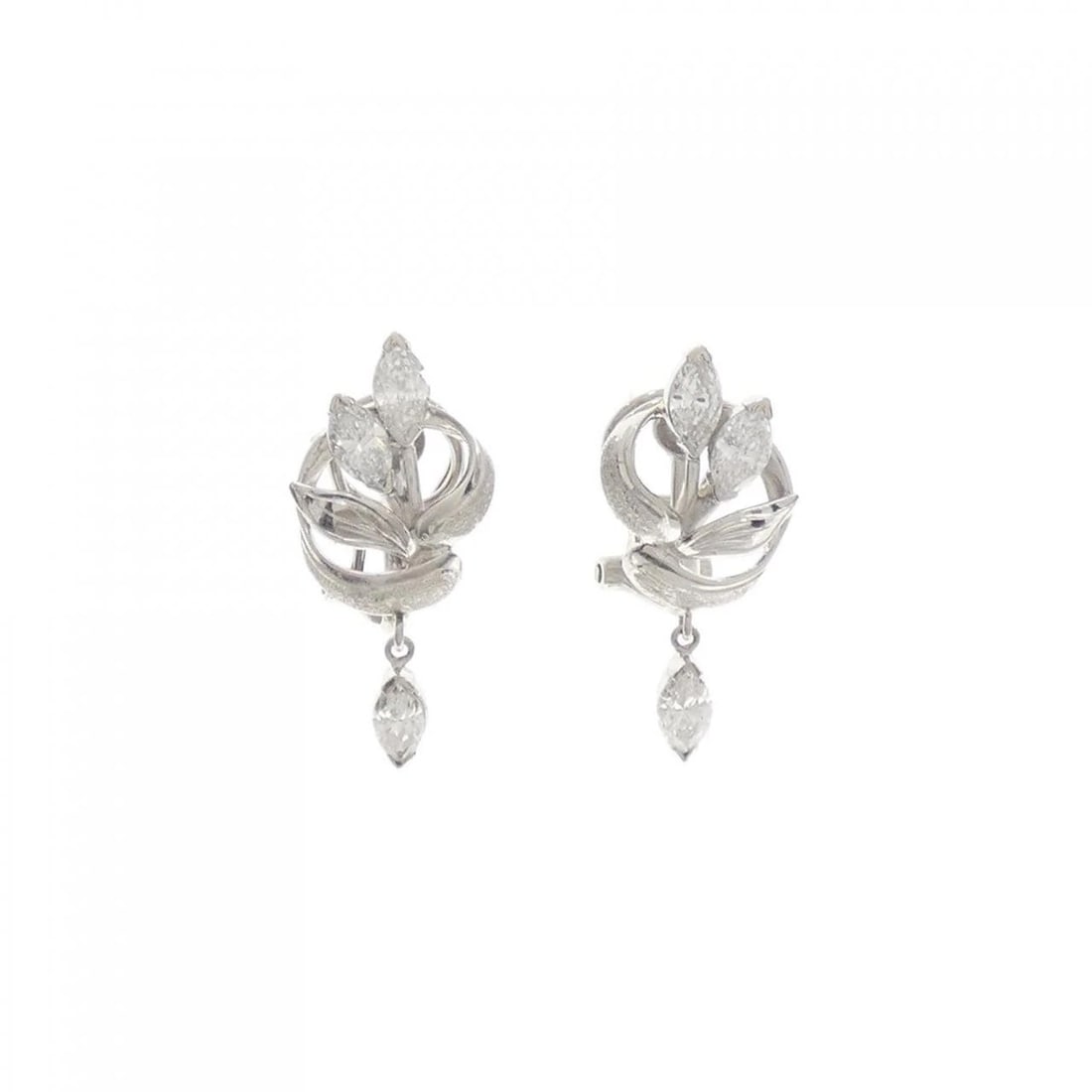 PT900 FLOWER DIAMOND PIERCE: PT900 Flower Diamond Pierce Brand: Unbranded Type/Style: Diamond Pierce/Earring Material: Platinum900, Main Stone/Creation Natural Color: Platinum Size: Actual Size Approx. height x width: 24.1mm x