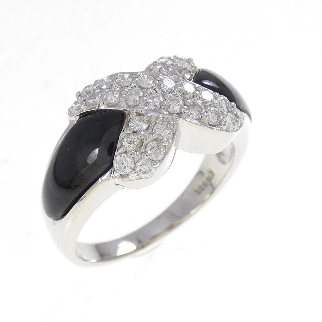 PT900 ONYX RING: PT900 Onyx Ring Brand: Unbranded Type/Style: Onyx Ring Material: Platinum900, Main Stone/Creation Onyx Secondary Stone Diamond Color: Platinum Size: US 6 3/4 Accessories: None Accessories Notice: