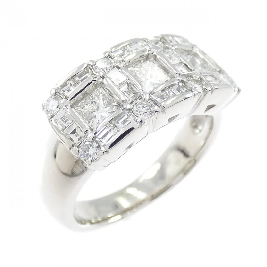 PT900 DIAMOND RING: PT900 Diamond Ring Brand: Unbranded Type/Style: Diamond Ring Material: Platinum900, Main Stone/Creation Natural Color: Platinum Size: US 4 Accessories: None Accessories Notice: When purchasing