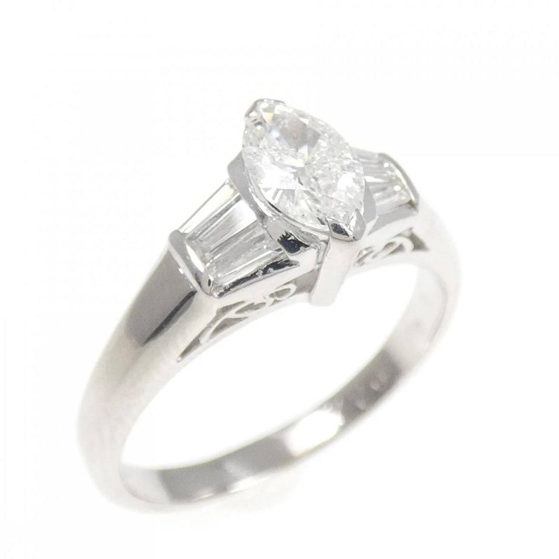 PT900 DIAMOND RING: PT900 Diamond Ring Brand: Unbranded Type/Style: Diamond Ring Material: Platinum900, Main Stone/Creation Natural Color: Platinum Size: US 6 1/2 Accessories: None Accessories Notice: When pu