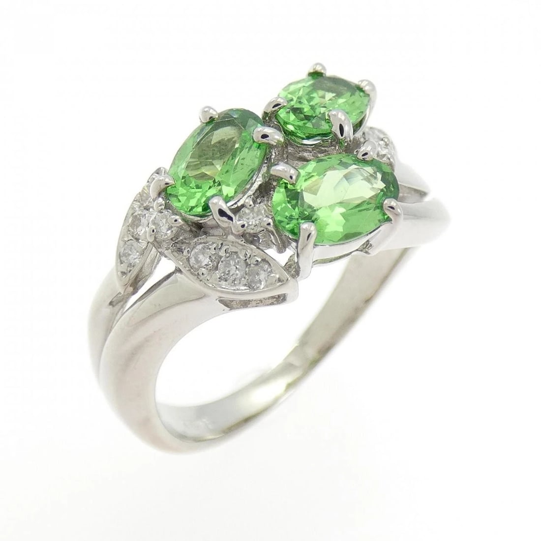 K18WG GREEN GARNET RING: K18WG Green Garnet Ring Brand: Unbranded Type/Style: Garnet Ring Material: 18k White Gold, Main Stone/Creation Garnet Secondary Stone Diamond Color: White Gold Size: US 6 1/4 Accessories: None