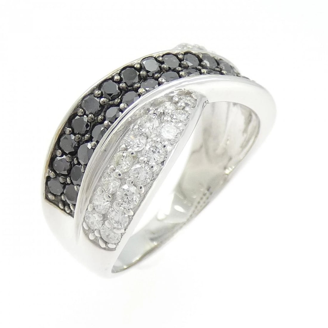K18WG/K18BG DIAMOND RING: K18WG/K18BG Diamond Ring Brand: Unbranded Type/Style: Diamond Ring Material: K18WG/K18BG, Main Stone/Creation Natural Color: White Gold Black gold Size: US 7 1/4 Accessories: None Accessor