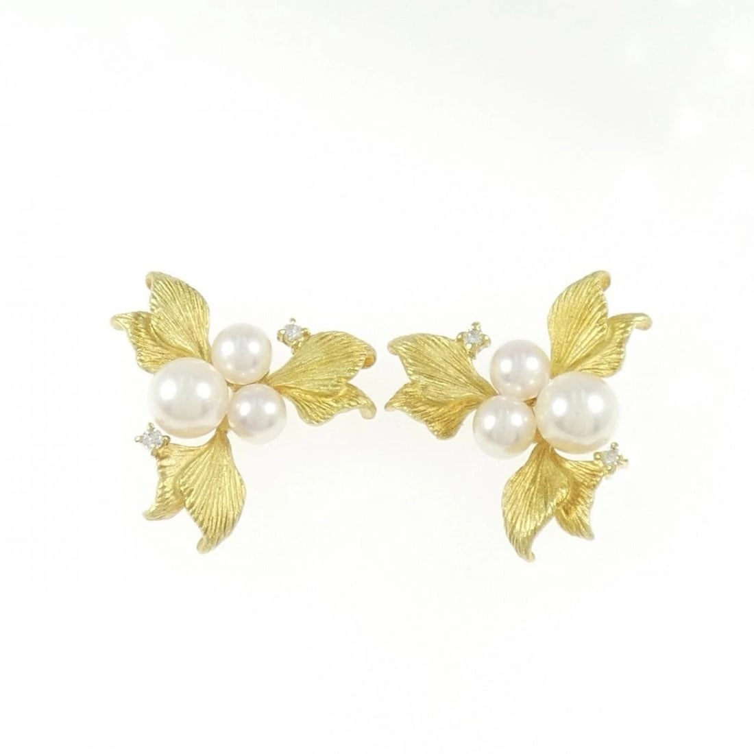 K18YG AKOYA PEARL PIERCE: K18YG Akoya Pearl Pierce Brand: Unbranded Type/Style: Akoya Pearl Pierce/Earring Material: 18K Yellow Gold, Main Stone/Creation Akoya Pearl Secondary Stone Diamond Color: Yellow Gold Size: Actual