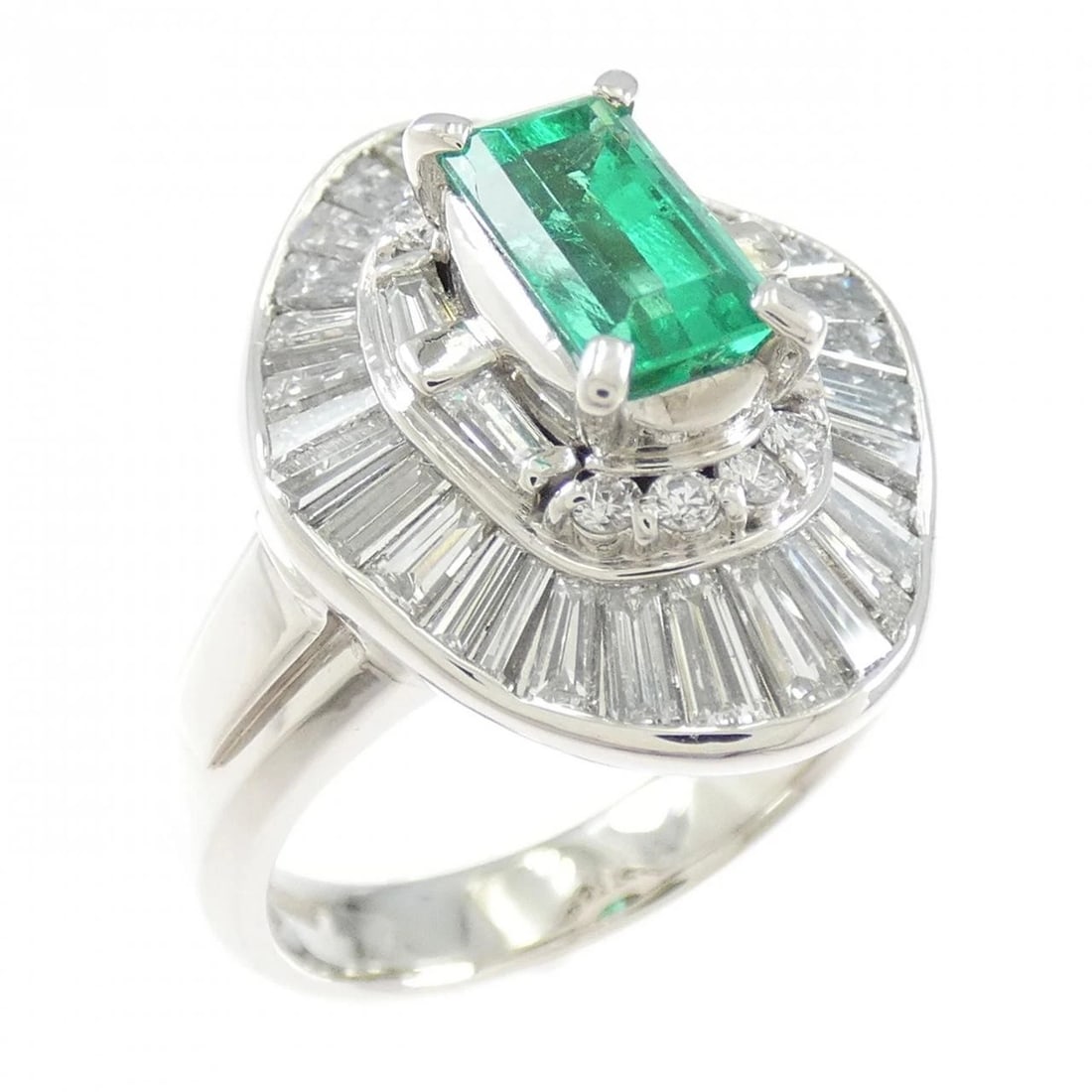 PT900 EMERALD RING: PT900 Emerald Ring Brand: Unbranded Type/Style: Emerald ring Material: Platinum900, Main Stone/Creation Emerald Secondary Stone Diamond Color: Platinum Size: US 5 1/2 Accessories: None Acc