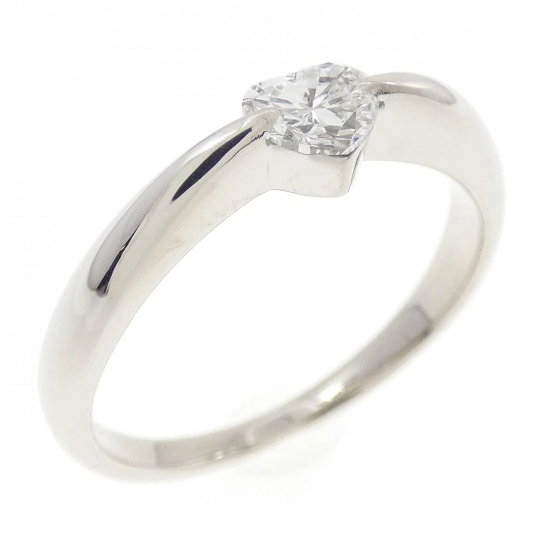 PT900 HEART DIAMOND RING: PT900 Heart Diamond Ring Brand: Unbranded Type/Style: Diamond Ring Material: Platinum900, Main Stone/Creation Natural Color: Platinum Size: US 5 3/4 Accessories: None Accessories Notice: When