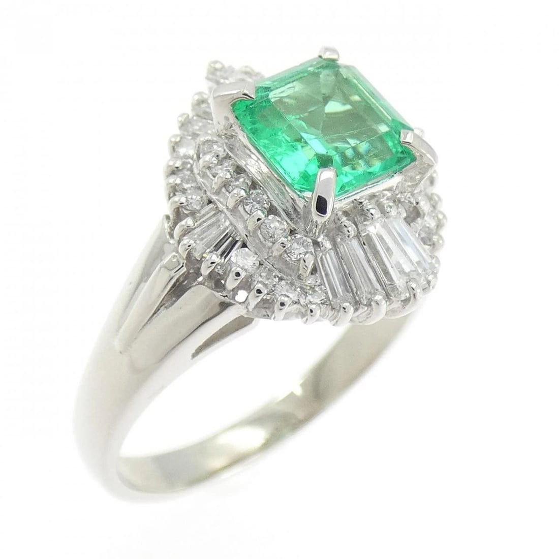 PT900 EMERALD RING: PT900 Emerald Ring Brand: Unbranded Type/Style: Emerald Ring Material: Platinum900, Main Stone/Creation Emerald Secondary Stone Diamond Color: Platinum Size: US 7 1/4 Accessories: None Acc