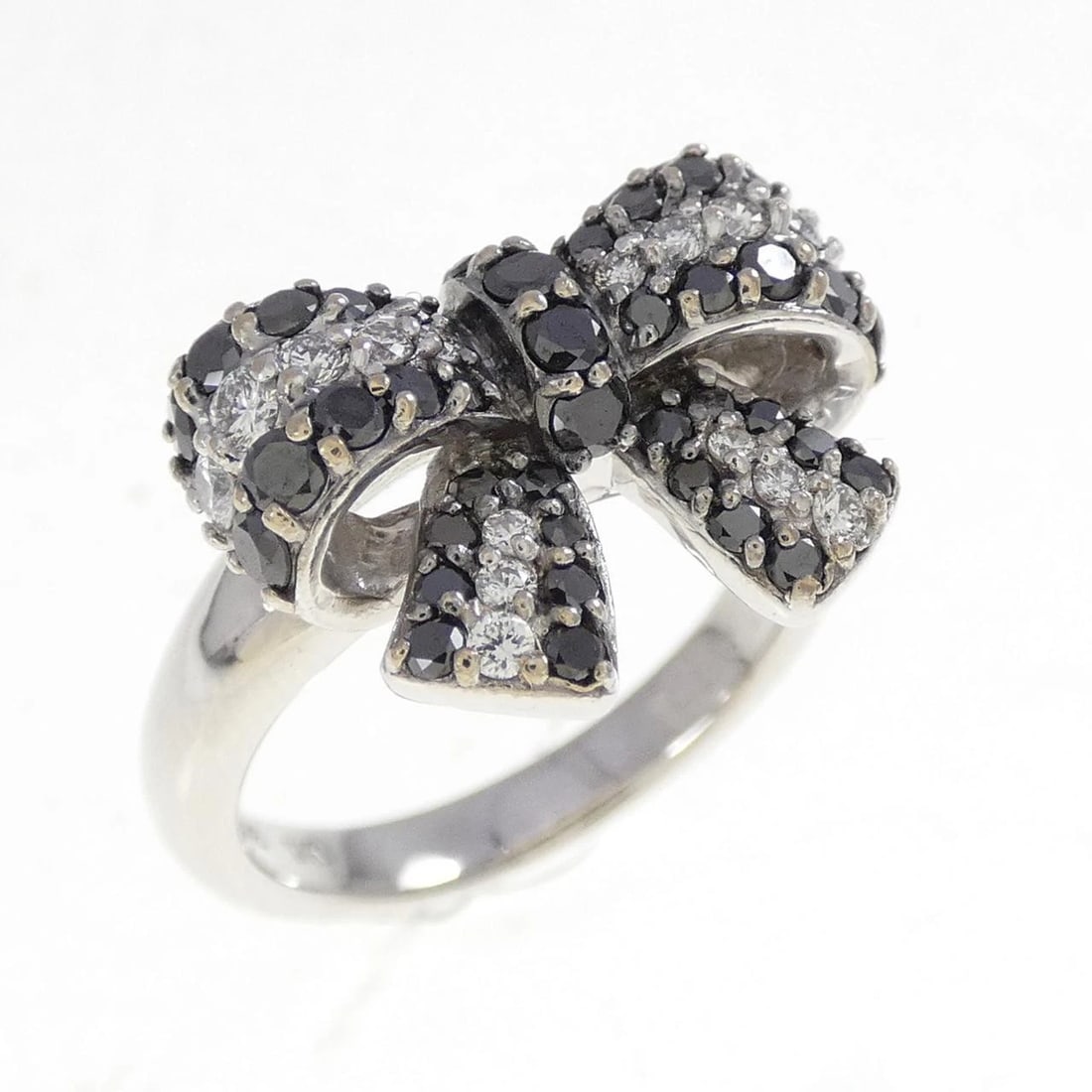PONTE VECCHIO RIBBON DIAMOND RING: Ponte Vecchio Ribbon Diamond Ring Brand: Ponte Vecchio Type/Style: Ring Material: K18 white gold, Main Stone/Creation Natural Color: White Gold Size: US 4 1/2 Accessories: None Accessories Notice: