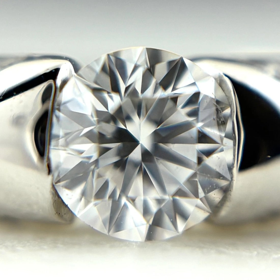 MELEE DIAMOND DESIGN PLATINUM RING: melee diamond design Platinum Ring Brand: Unbranded Type/Style: Ring Material: Pt900, Main Stone/Creation Natural Color: None Size: US 5 Accessories: None Accessories Notice: When purchasing