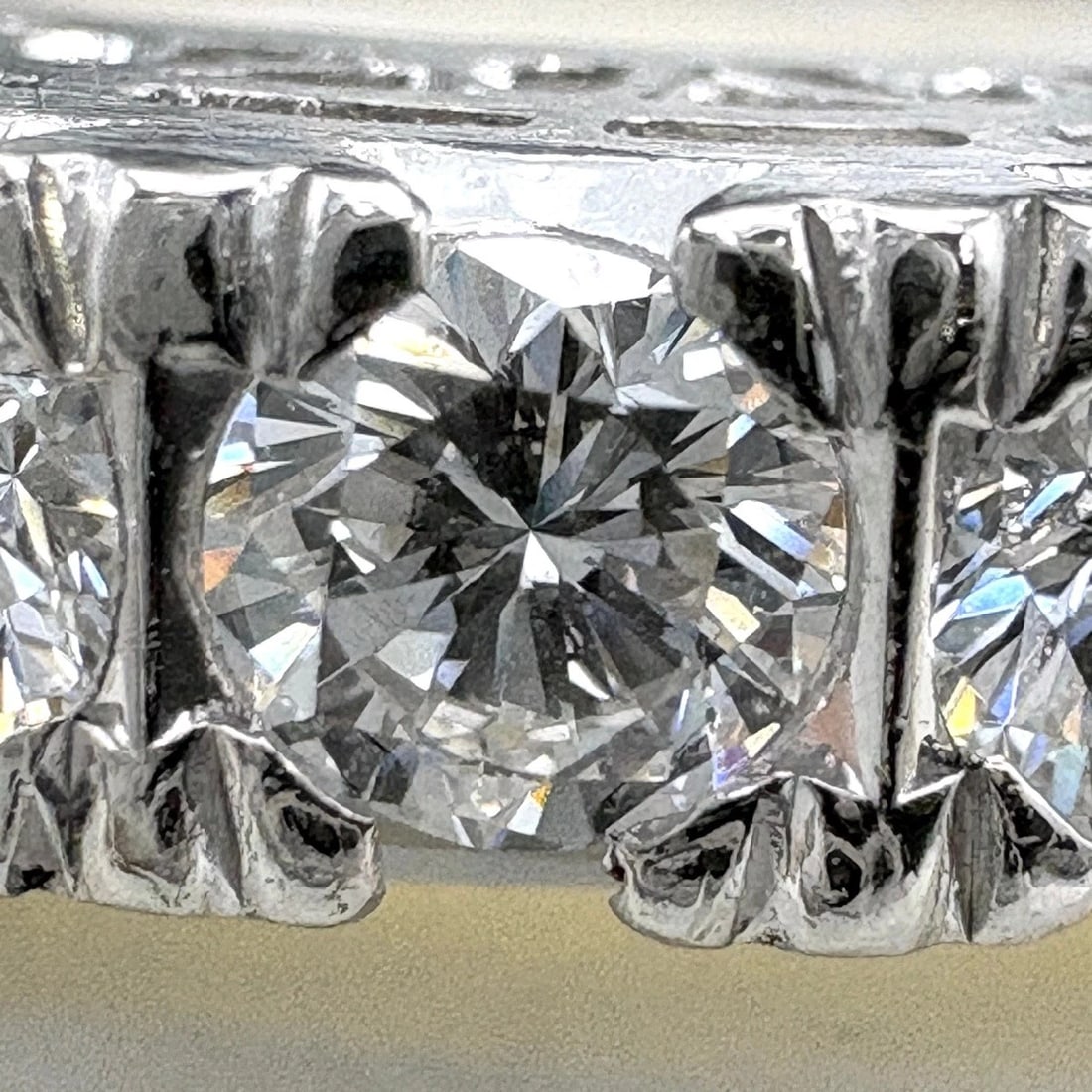 MELEE DIAMOND DESIGN PLATINUM RING - 2