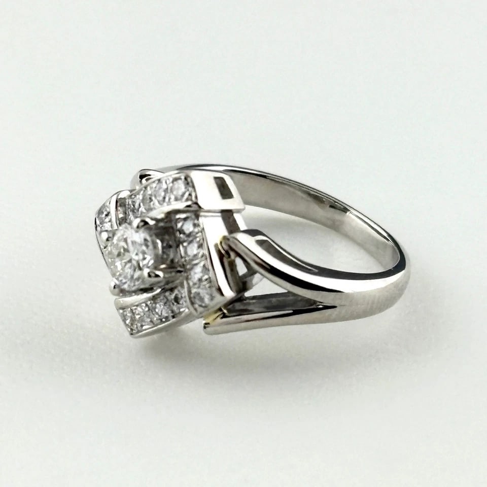 DIAMOND DESIGN PLATINUM RING: diamond design Platinum Ring Brand: Unbranded Type/Style: Ring Material: Pt900, Main Stone/Creation Natural Color: PT Size: US 4.5 to 5 Accessories: None Accessories Notice: When purchasin