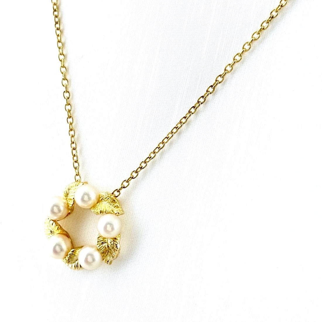TASAKI PEARL DESIGN YELLOWGOLD PENDANT NECKLACE: TASAKI Pearl design YellowGold Pendant Necklace Brand: TASAKI Type/Style: Necklace Material: 18KYellowGold, Main Stone/Creation Pearl diamond Color: YellowGold Size: Chain / code 40cm(15.7")Chain widt