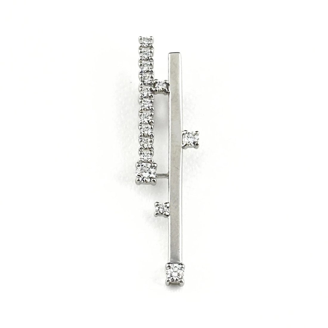 MELEE DIAMOND DESIGN PENDANT HEAD WG: melee diamond design pendant head WG Brand: Unbranded Type/Style: Pendant Head Material: 18K ?WG, Main Stone/Creation Natural Color: WG Size: Pendant size 32.8?8.3mm(1.3") Inside diameter of the bail
