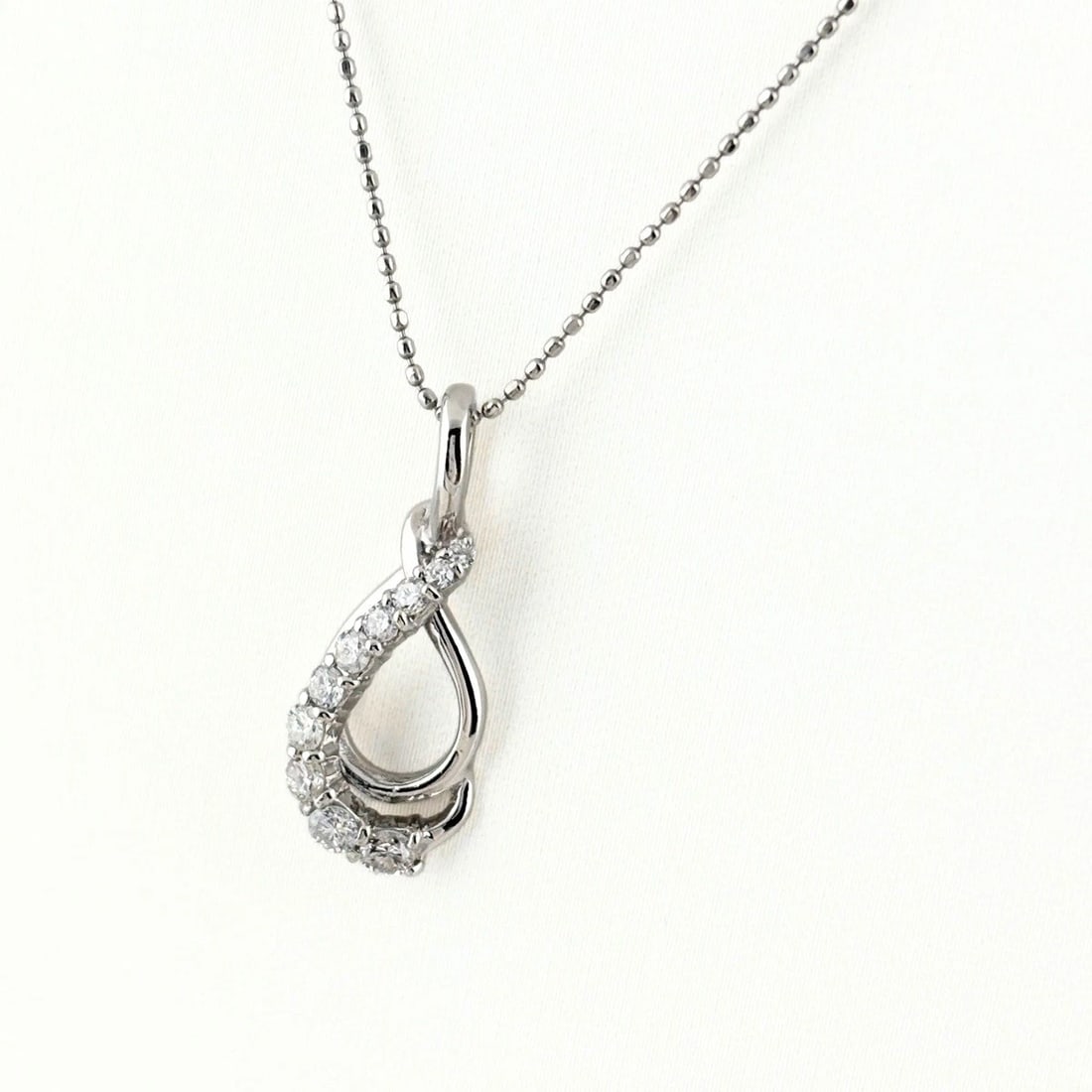 MELEE DIAMOND DESIGN PLATINUM PENDANT NECKLACE: melee diamond design Platinum Pendant Necklace Brand: Unbranded Type/Style: Necklace Material: Pt900, Main Stone/Creation Natural Color: None Size: Chain / code 39.5cm(15.6") Carat Weight 0.31ct