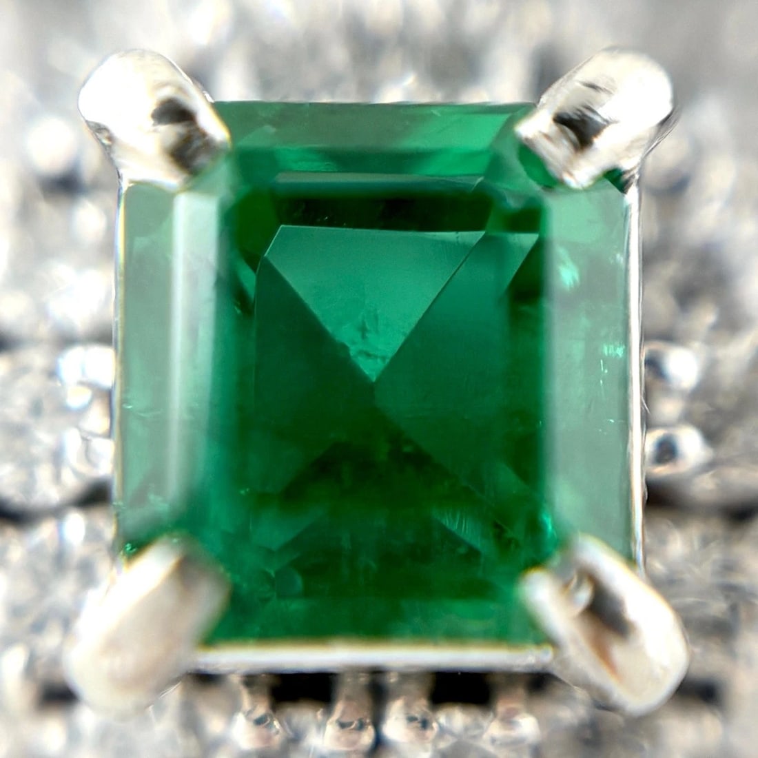 EMERALD DESIGN PLATINUM MELEE DIAMOND RING - 2