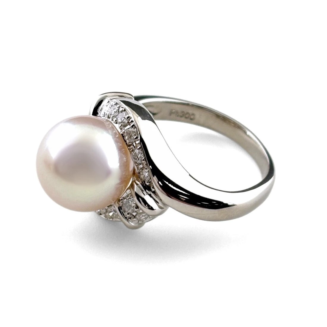 PEARL DESIGN PLATINUM MELEE DIAMOND RING: pearl design Platinum melee diamond Ring Brand: Unbranded Type/Style: Ring Material: Pt900, Main Stone/Creation Pearl diamond Color: None Size: US 4.5 to 5 Accessories: None Accessories Notice: When