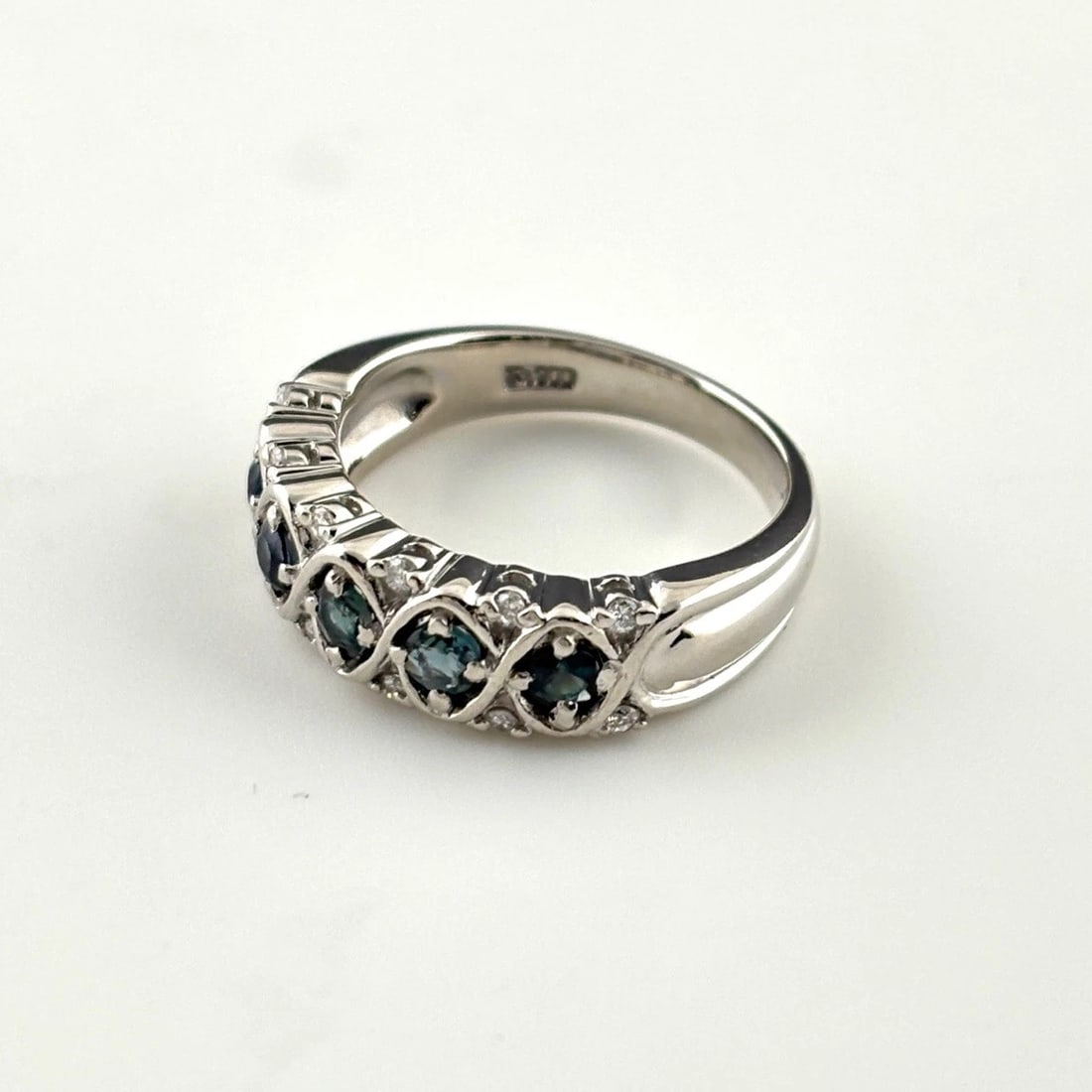 ALEXANDRITE DESIGN PLATINUM MELEE DIAMOND RING: alexandrite design Platinum melee diamond Ring Brand: Unbranded Type/Style: Ring Material: Pt900, Main Stone/Creation Alexandrite Diamond Color: None Size: US 6.5 Accessories: None Accesso
