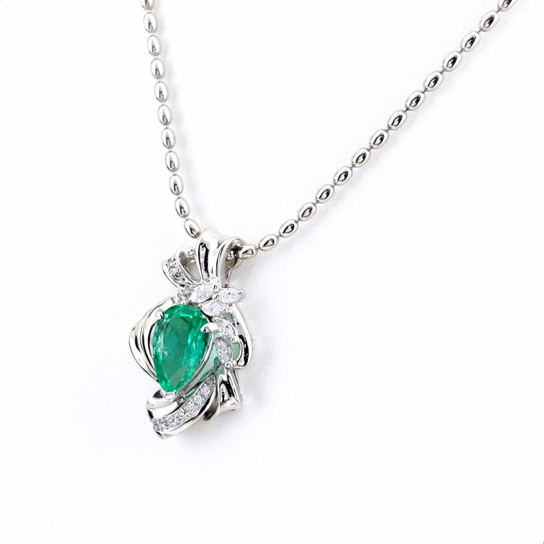 EMERALD DESIGN NECKLACE PLATINUM PENDANT MELEE DIAMOND: Emerald design necklace Platinum Pendant melee diamond Brand: Unbranded Type/Style: Necklace Material: Pt900 Pt850, Main Stone/Creation Emerald Diamond Color: None Size: Chain / code 40cm(15.7") Chain