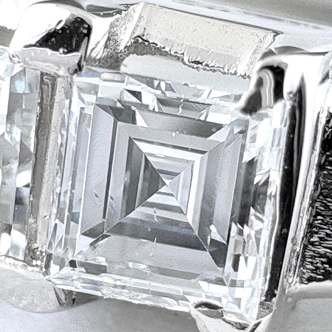 MELEE DIAMOND DESIGN PLATINUM RING - 2