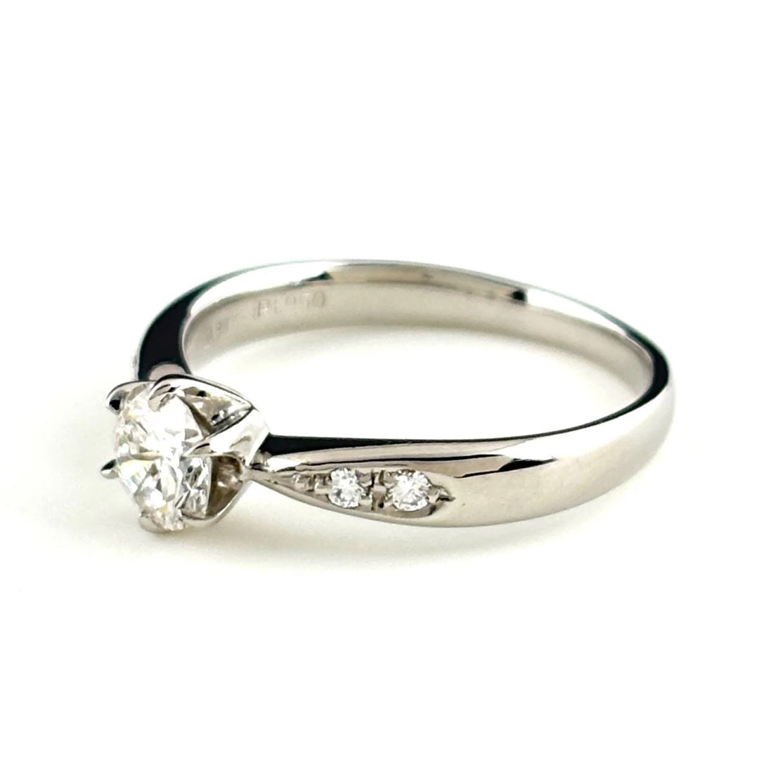 DIAMOND DESIGN PLATINUM MELEE RING: diamond design Platinum melee Ring Brand: Unbranded Type/Style: Ring Material: Pt950, Main Stone/Creation Natural Color: None Size: US 5 to 5.5 Accessories: None Accessories Notice: When purchasing
