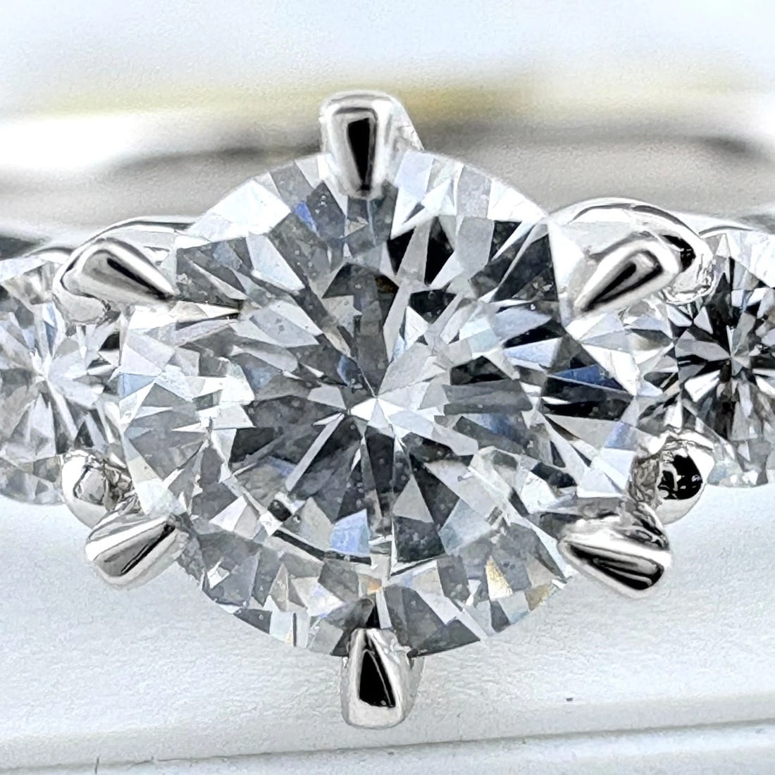 MELEE DIAMOND DESIGN PLATINUM RING - 2