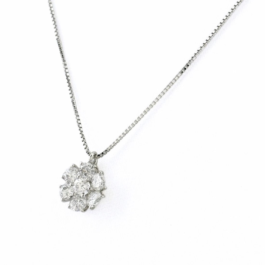FLOWER MOTIF DESIGN NECKLACE PLATINUM MELEE DIAMOND: Flower motif design Necklace Platinum melee diamond Brand: Unbranded Type/Style: Necklace Material: Pt900, Main Stone/Creation Natural Color: None Size: Chain width 0.7mm(0.0") Pendant size