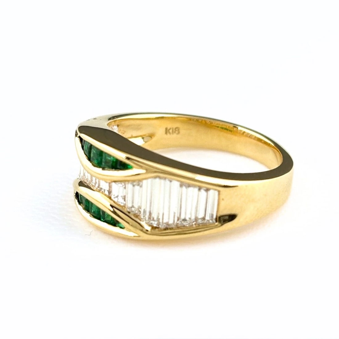 EMERALD DESIGN YG YELLOWGOLD MELEE DIAMOND RING: emerald design YG YellowGold melee diamond Ring Brand: Unbranded Type/Style: Ring Material: 750 18K, Main Stone/Creation Emerald Diamond Color: Size: US 6 to 6.5 Accessories: None Accessories Notice: