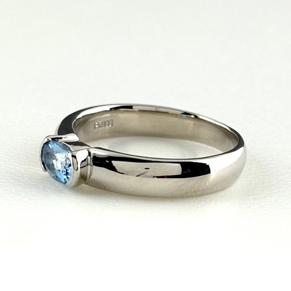 AQUAMARINE DESIGN PLATINUM MELEE DIAMOND RING: aquamarine design Platinum melee diamond Ring Brand: Unbranded Type/Style: Ring Material: Pt900, Main Stone/Creation Aquamarine Diamond Color: None Size: US 7.5 to 8 Accessories: None Accessories