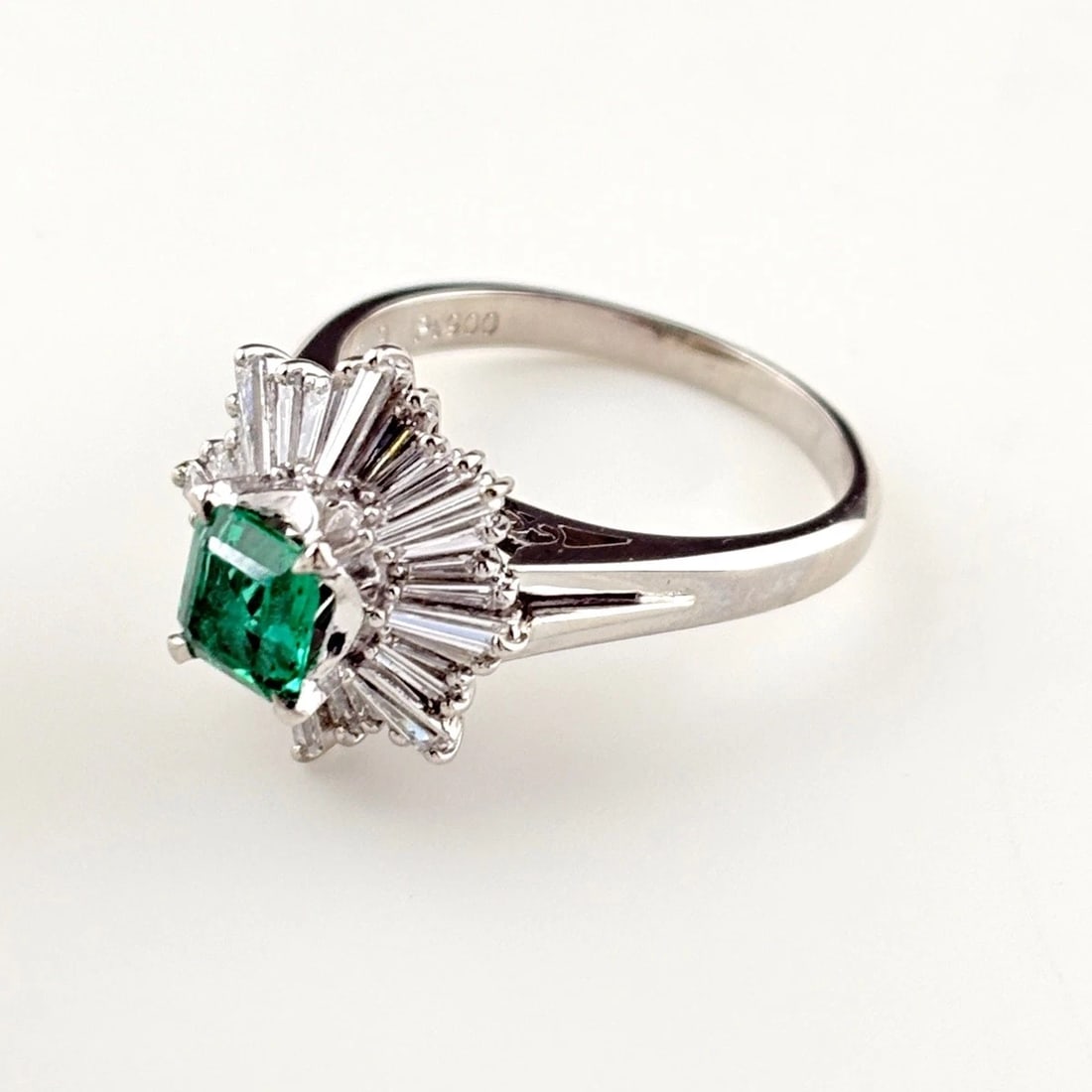 EMERALD DESIGN PLATINUM MELEE DIAMOND RING - 3