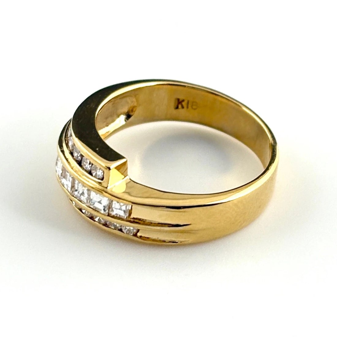 MELEE DIAMOND DESIGN YG RING: melee diamond design YG Ring Brand: Unbranded Type/Style: Ring Material: 18KYellowGold, Main Stone/Creation Natural Color: YellowGold Size: US 5.5 to 6 Accessories: None Accessories Notice: When