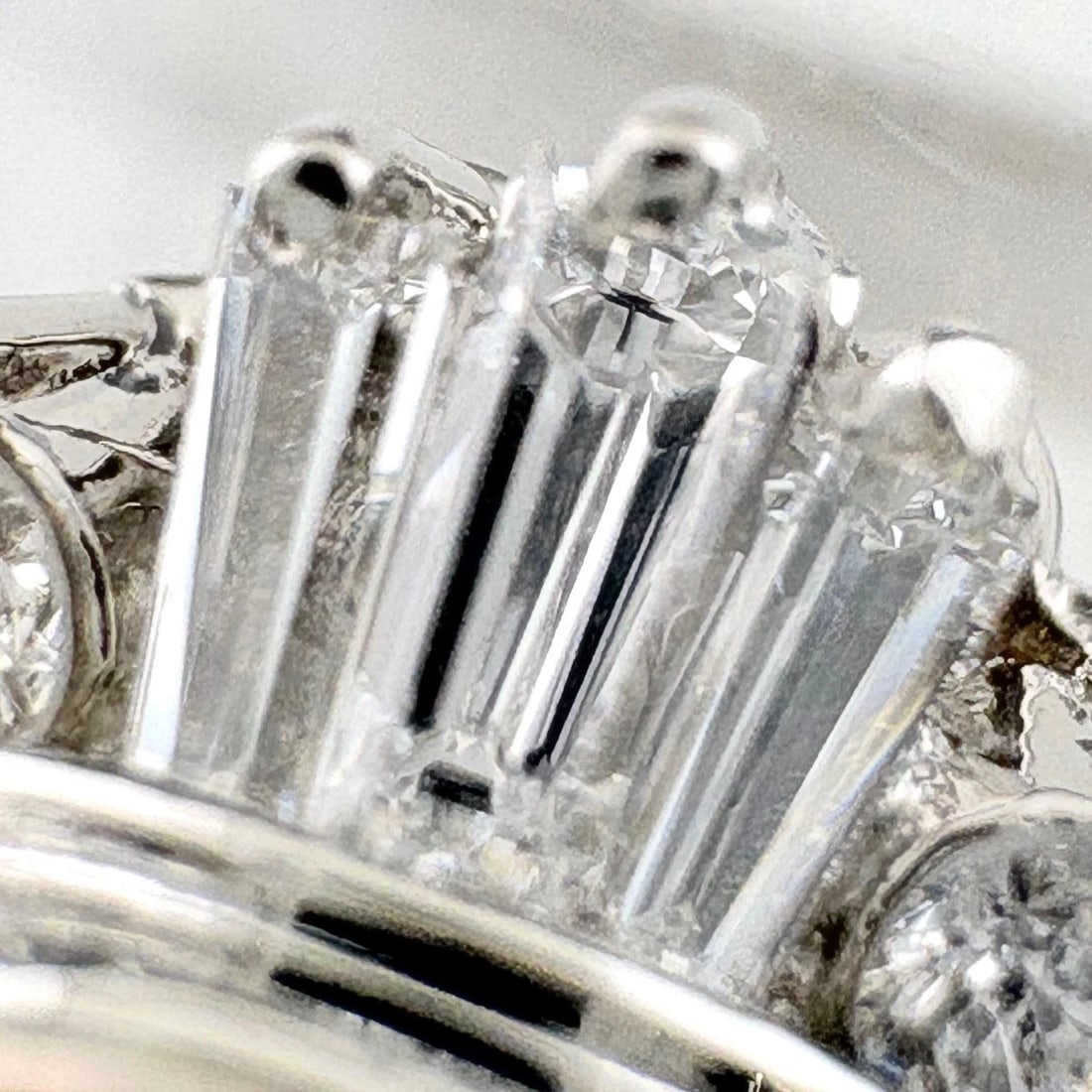 PEARL DESIGN RING PLATINUM MELEE DIAMOND RING PEARL RING: pearl design ring Platinum melee diamond ring Pearl Ring Brand: Unbranded Type/Style: Ring Material: Pt900, Main Stone/Creation Pearl diamond Color: silver Size: US 6 to 6.5 Accessories: None