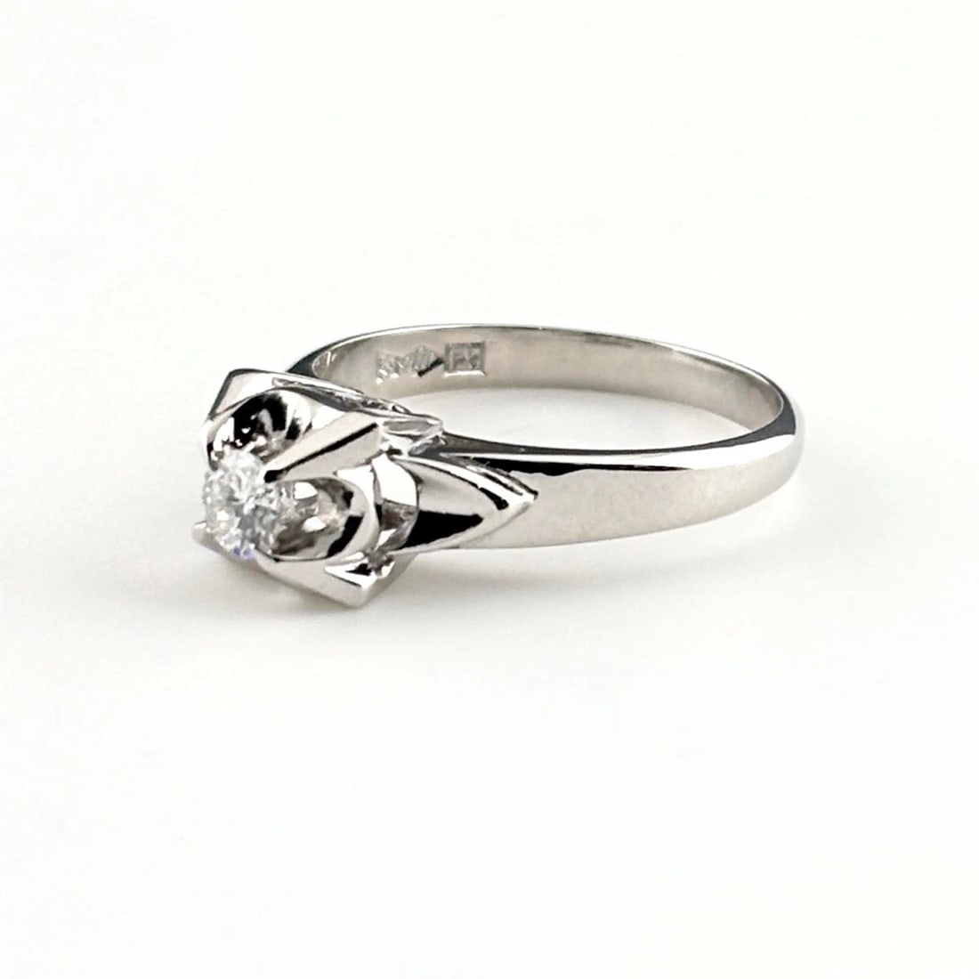 MELEE DIAMOND DESIGN PLATINUM RING - 3