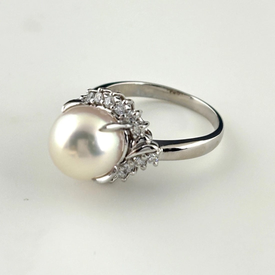 PEARL DESIGN PLATINUM MELEE DIAMOND RING: pearl design Platinum melee diamond Ring Brand: Unbranded Type/Style: Ring Material: Pt900, Main Stone/Creation Pearl Color: None Size: US 5 to 5.5 Accessories: None Accessories Notice: When