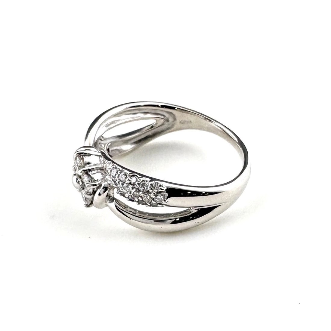 FLOWER MOTIF DESIGN RING WG RING MELEE DIAMOND FLOWER RING: flower motif design ring WG Ring Melee Diamond Flower Ring Brand: Unbranded Type/Style: Ring Material: 18KWhite Gold, Main Stone/Creation Natural Color: White Gold Size: US 7.5 to 8 Accessories: N