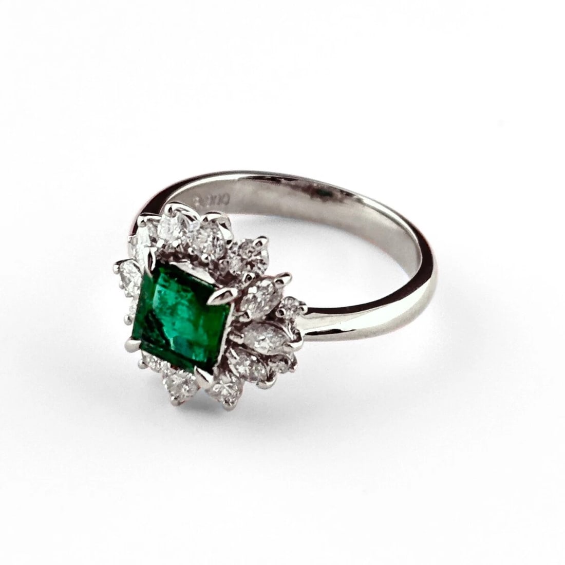 EMERALD DESIGN PLATINUM MELEE DIAMOND RING: emerald design Platinum melee diamond Ring Brand: Unbranded Type/Style: Ring Material: Pt900, Main Stone/Creation Emerald diamond Color: None Size: US 5 Accessories: None Accessories Notic