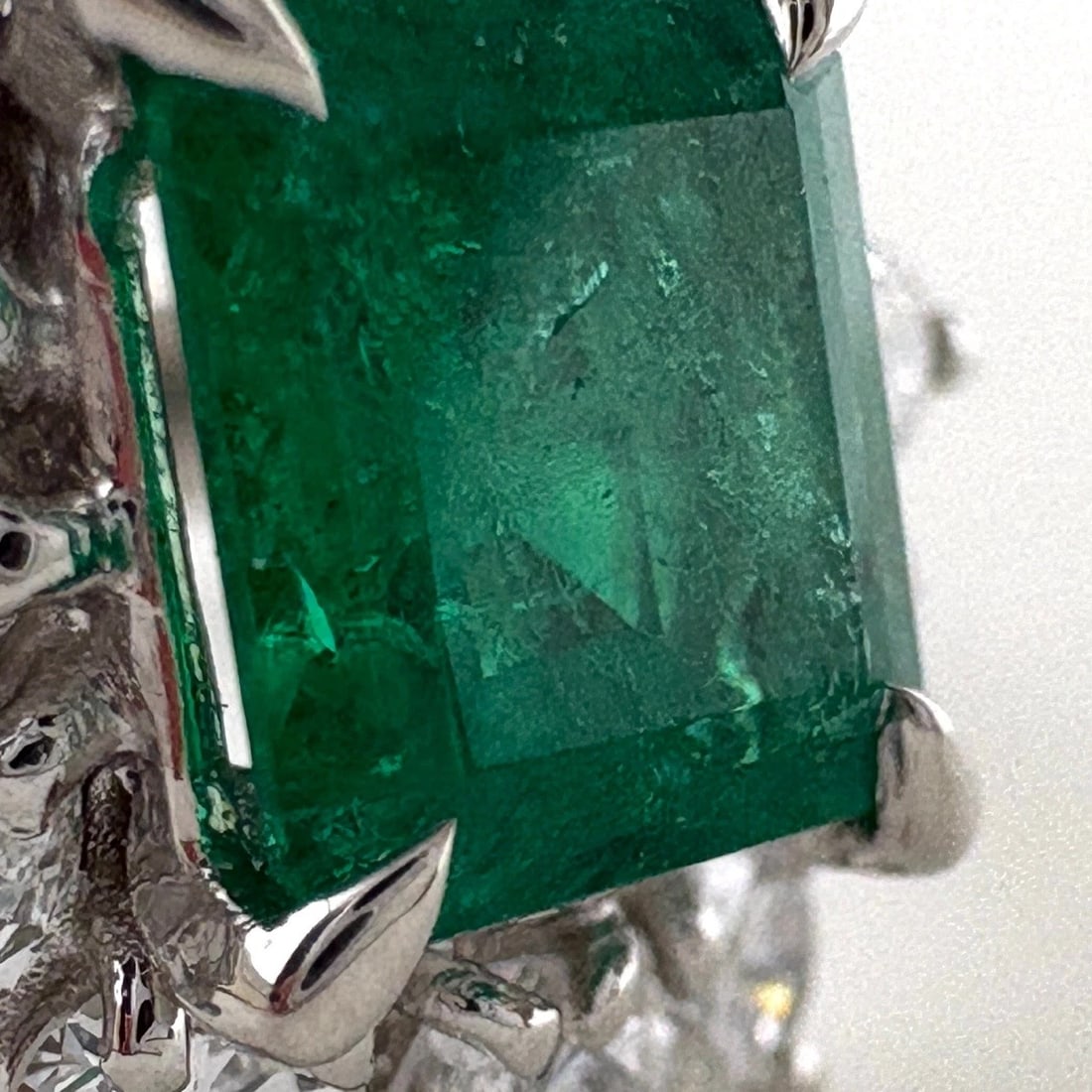 EMERALD DESIGN PLATINUM MELEE DIAMOND RING - 2